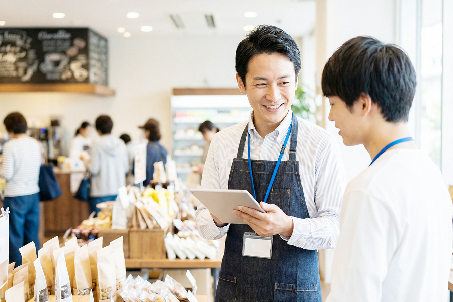 店舗スタッフが笑顔で働く様子