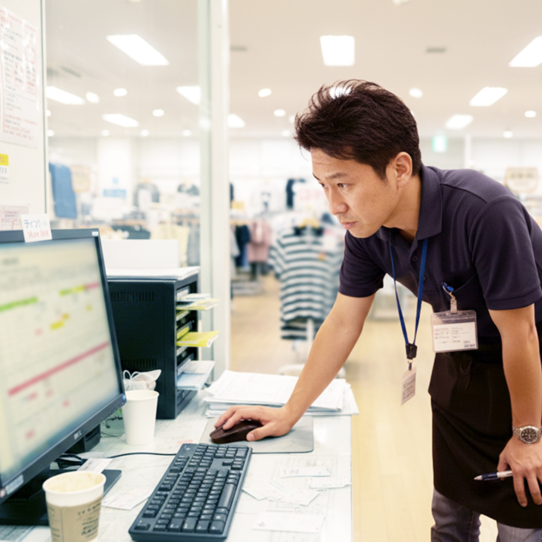 シフト作成に悩む担当者のイメージ